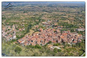 El pueblo de Poza de la Sal con sus salinas