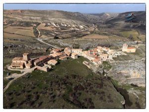 El pueblo de Caracena con su castillo al fondo