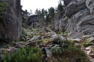 La Laguna Negra de Soria bajo la pared de roca