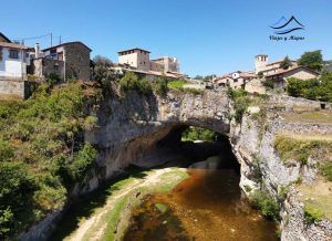 El pueblo de Puentedey sobre su puente natural de roca