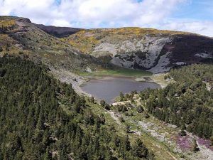 Laguna de Cebollera en la Sierra Cebollera, Soria