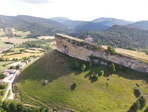 Ermita de San Pantaleón de Losa sobre su espolón de roca
