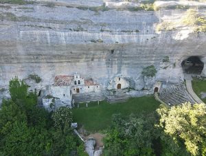 Ermita de San Bernabé en el complejo kárstico de Ojo Guareña