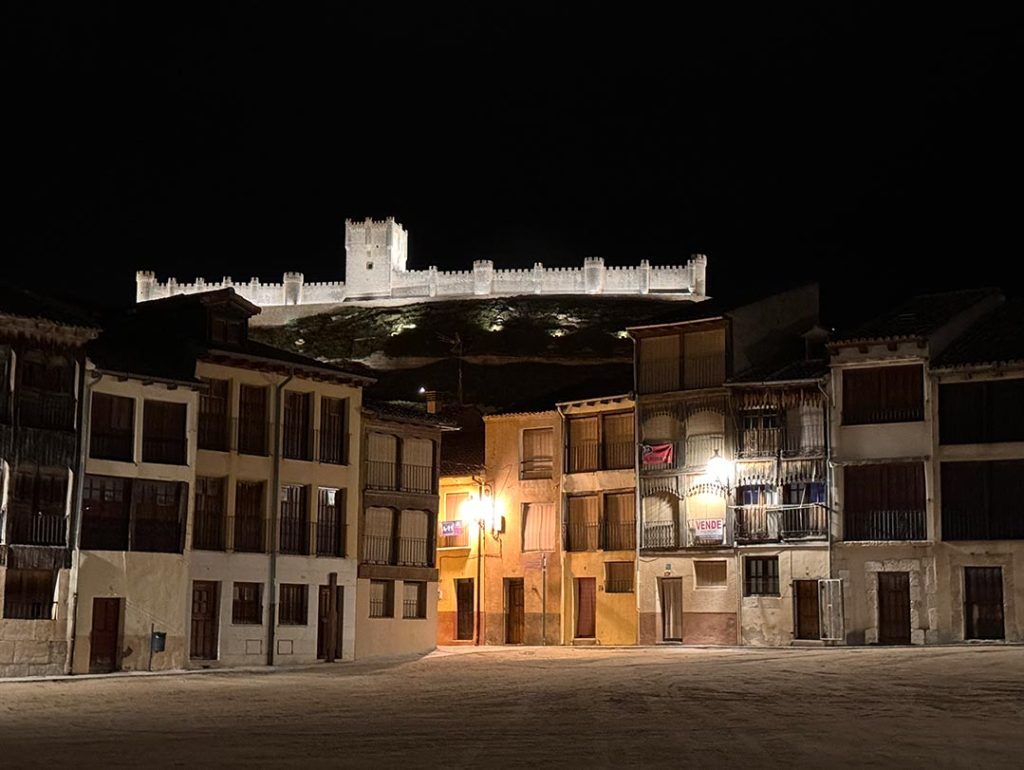 plaza del coso peñafiel de noche