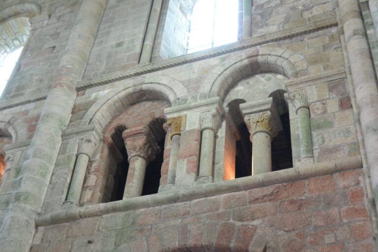Arcos románicos en la abadía del Mont-Saint-Michel