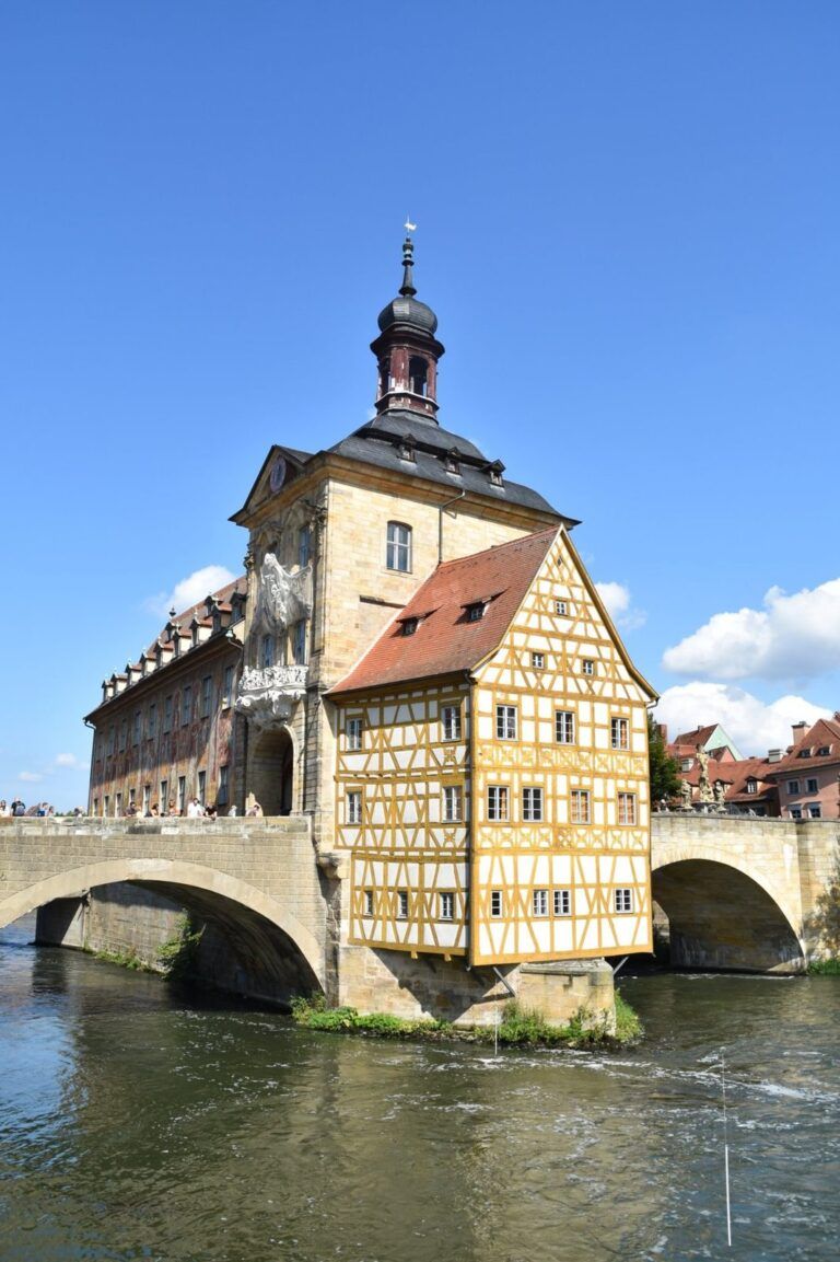 El ayuntamiento viejo de Bamberg sobre el río Regnitz
