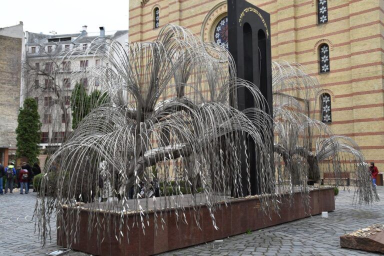 Árbol de la vida, memorial del Holocausto junto a la Gran Sinagoga
