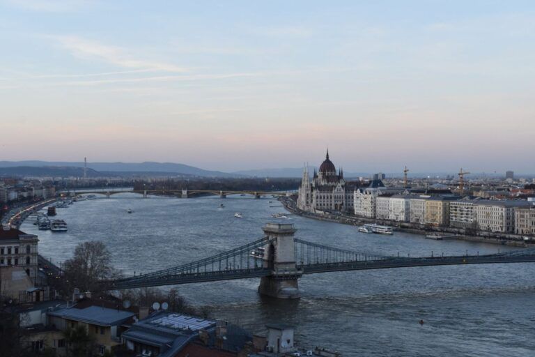 Atardecer sobre el Danubio con el Puente de las Cadenas
