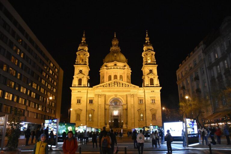 La basílica de San Esteban de noche