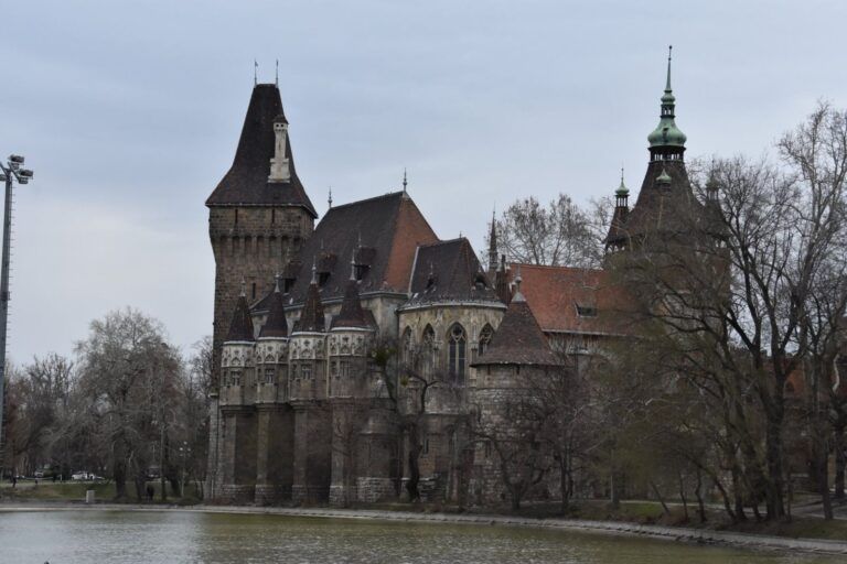 Castillo de Vajdahunyad junto al lago del parque Városliget