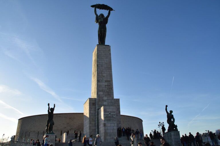 Estatua de la Libertad en lo alto de la colina Gellért