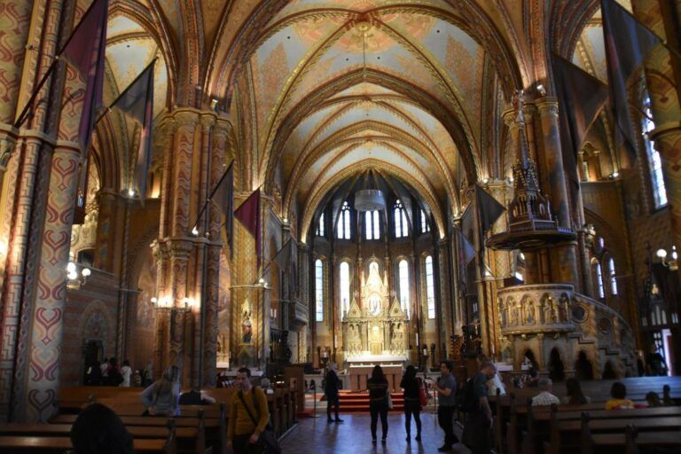 Interior de la iglesia de Matías con sus paredes pintadas