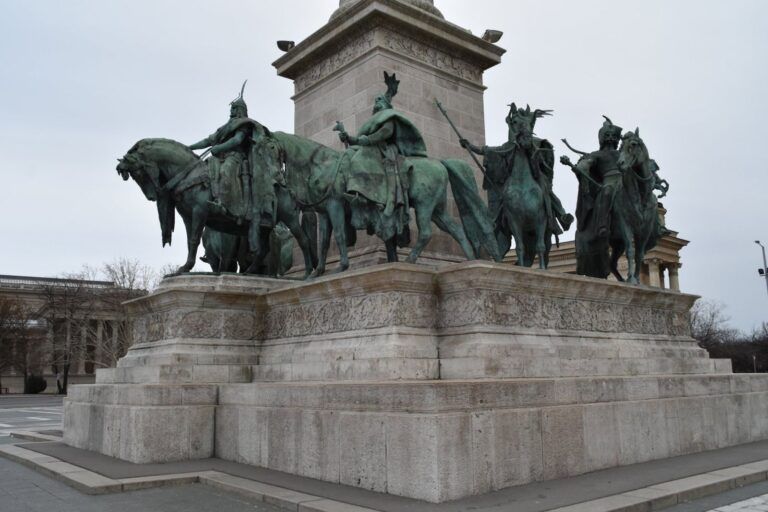 Monumento del Milenio en la Plaza de los Héroes