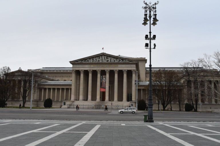 Museo de Bellas Artes en la Plaza de los Héroes