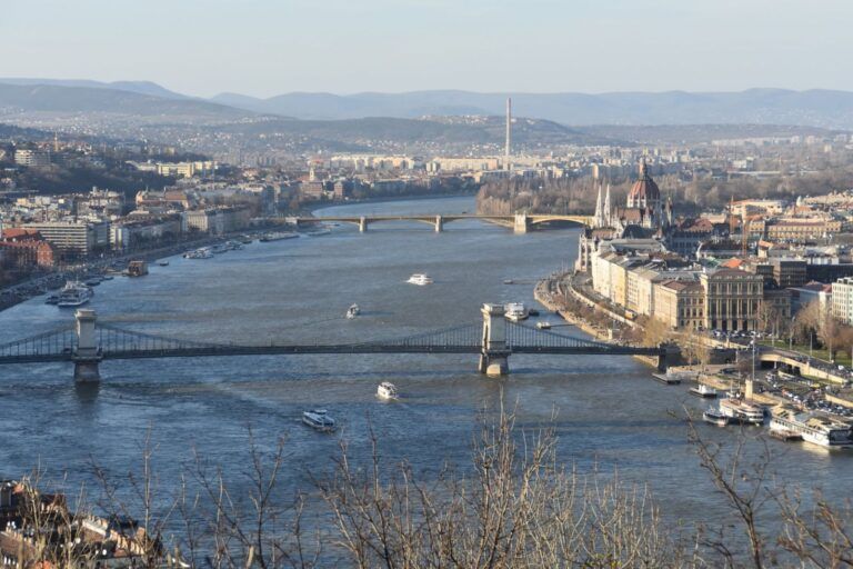 Panorámica del Danubio y sus puentes desde la colina Gellért