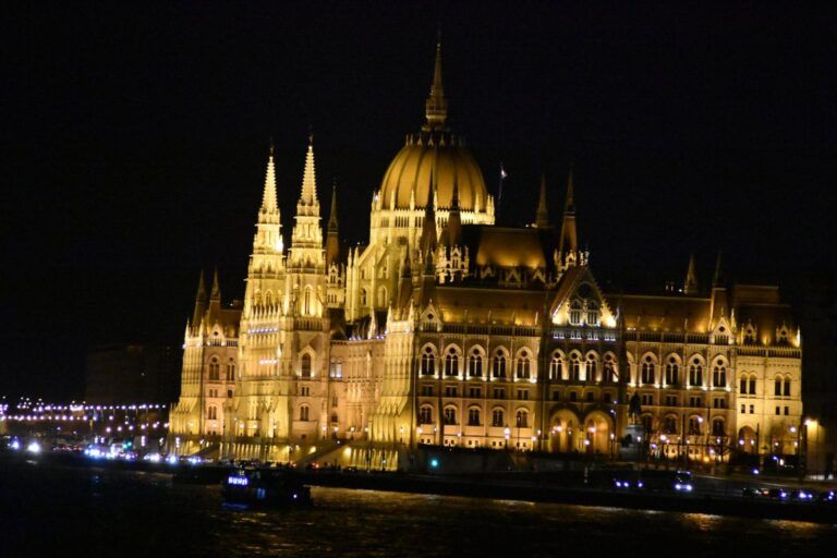 El Parlamento de Budapest iluminado de noche