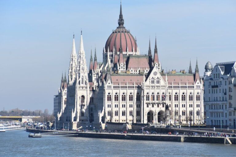 Parlamento de Budapest a orillas del Danubio visto desde Buda