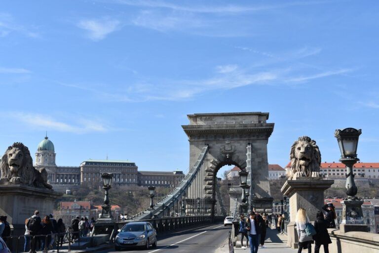 Puente de las Cadenas sobre el Danubio con el castillo de Buda al fondo