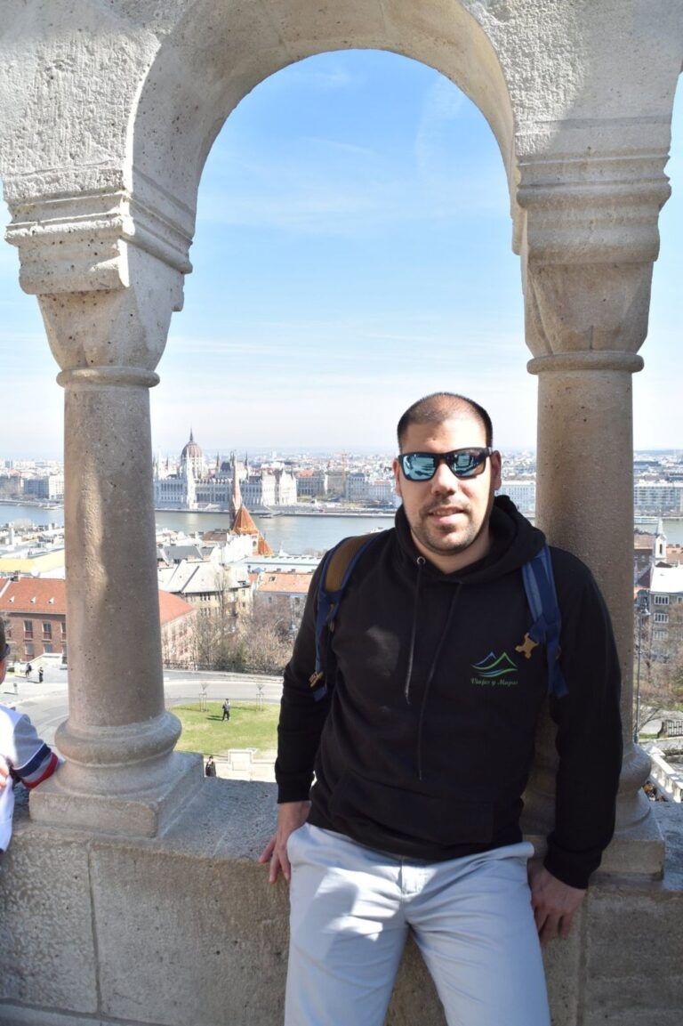 Romel en uno de los arcos del Bastión de los Pescadores