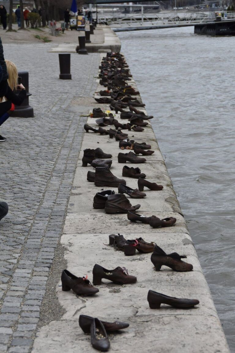 Monumento de los Zapatos a orillas del Danubio