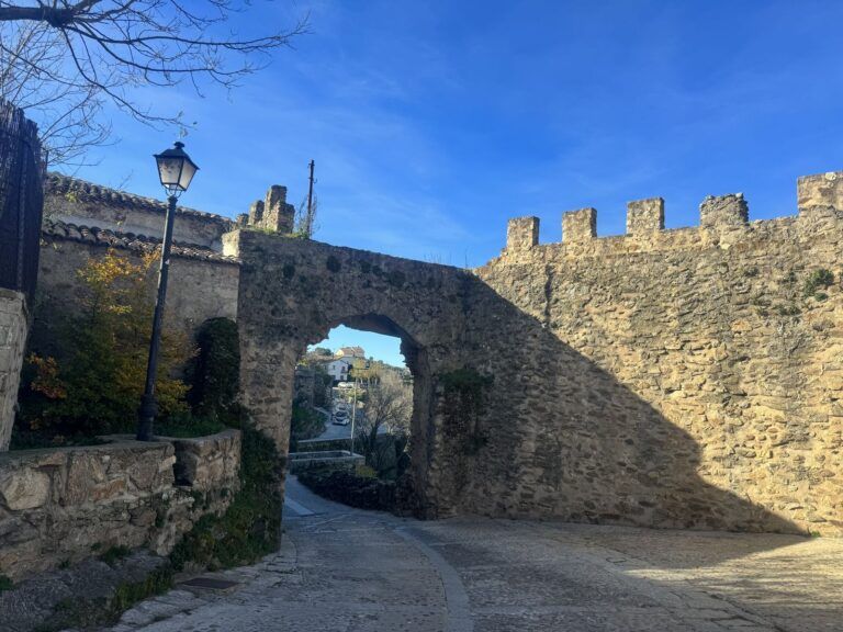 Muralla de Buitrago del Lozoya con una de sus puertas
