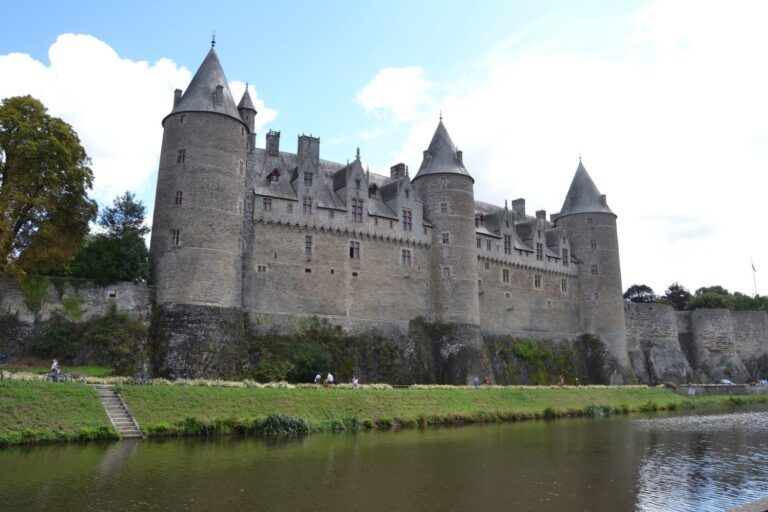El castillo de Josselin sobre el río Oust