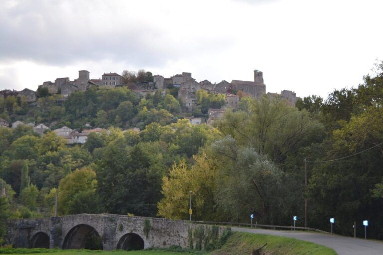 Cordes-sur-Ciel en lo alto de su colina