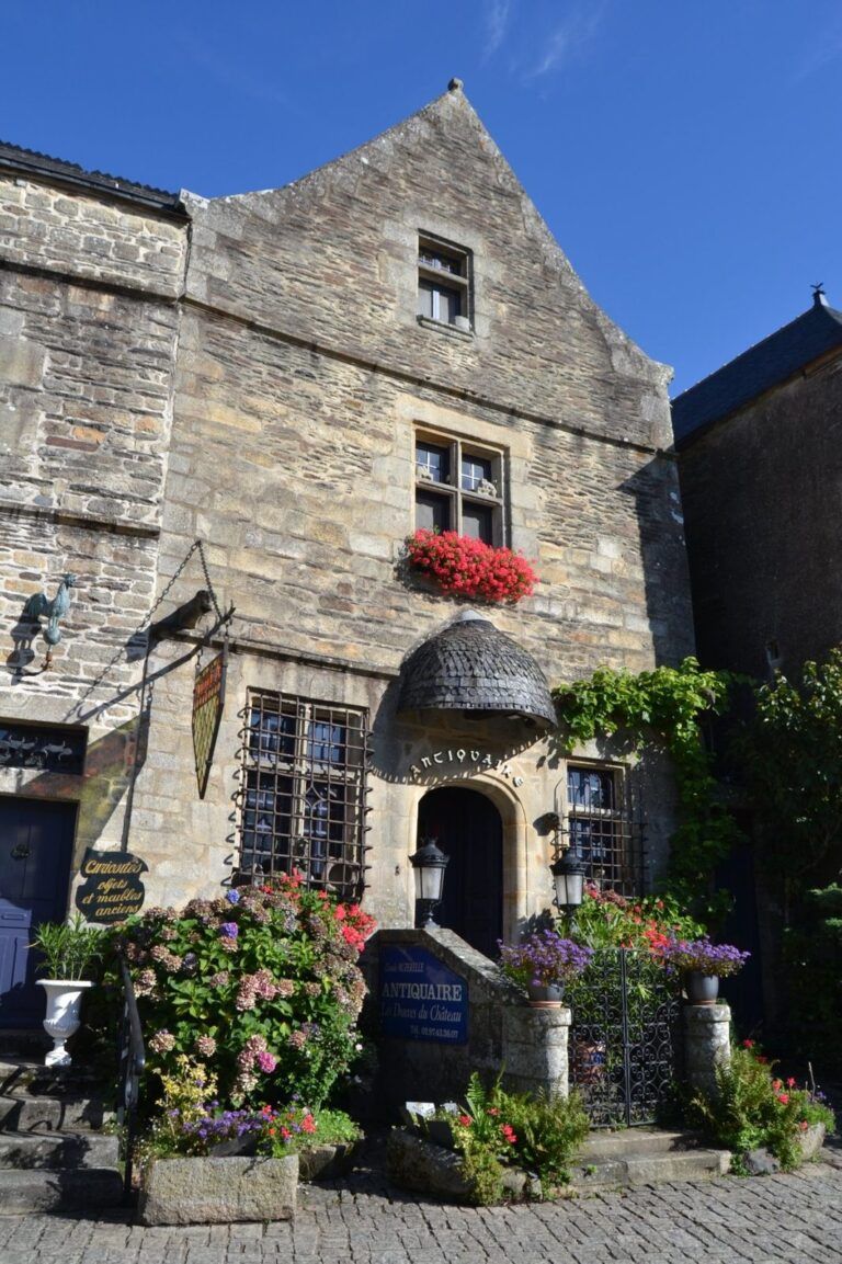 Fachadas con flores en Rochefort-en-Terre