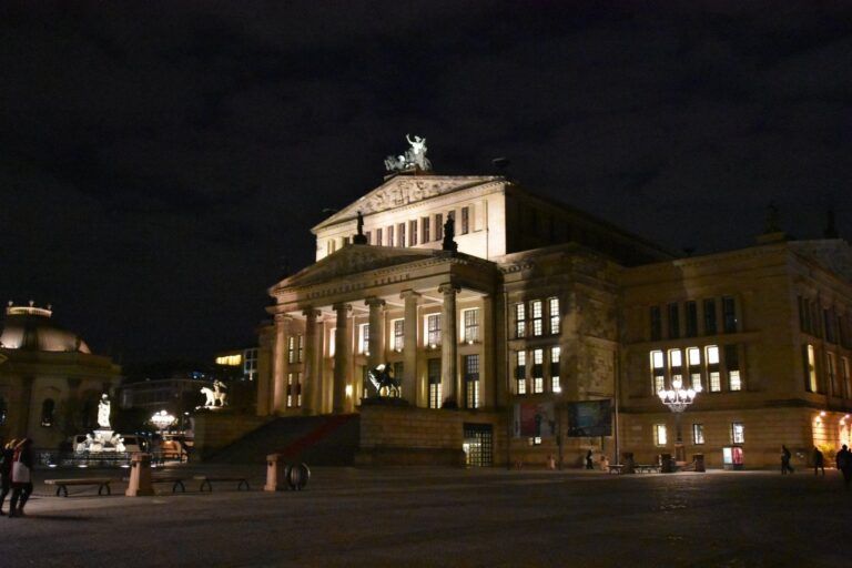 El Gendarmenmarkt de Berlín de noche