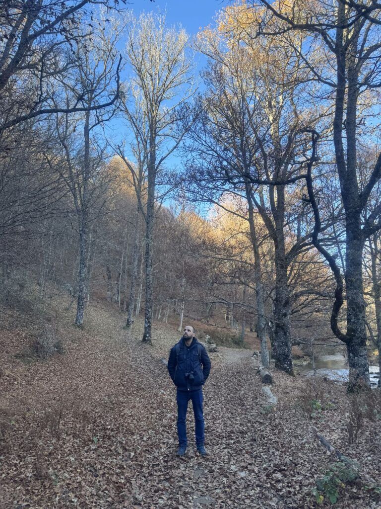 Romel de Blas, autor de Viajes y Mapas, en el Hayedo de Montejo