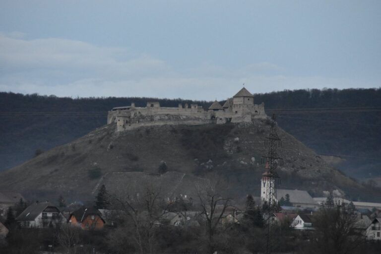 Castillo de Sümeg sobre su cerro