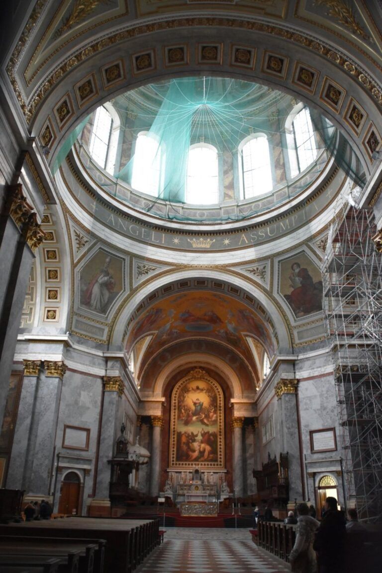 Interior y cúpula de la basílica de Esztergom