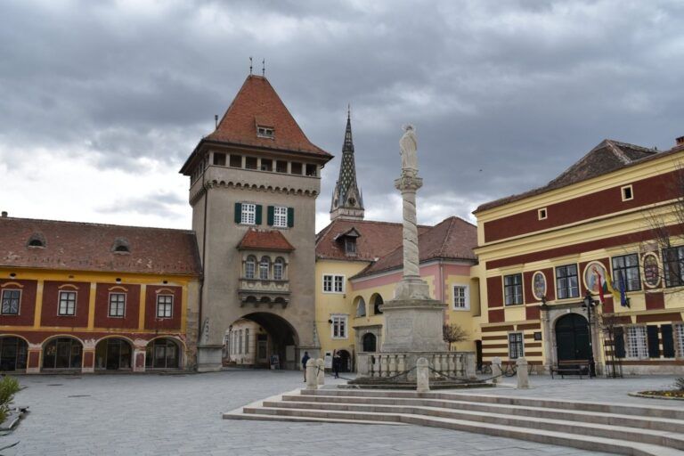 Plaza Jurisics de Kőszeg con la Torre de los Héroes