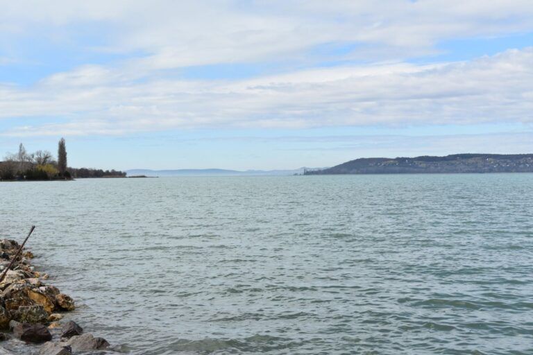 El lago Balaton desde la orilla norte