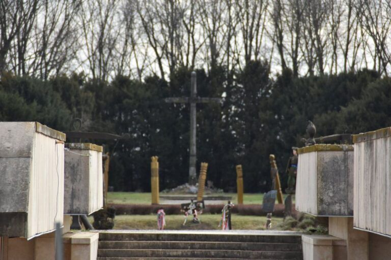 Tallas de madera en el memorial del campo de batalla de Mohács