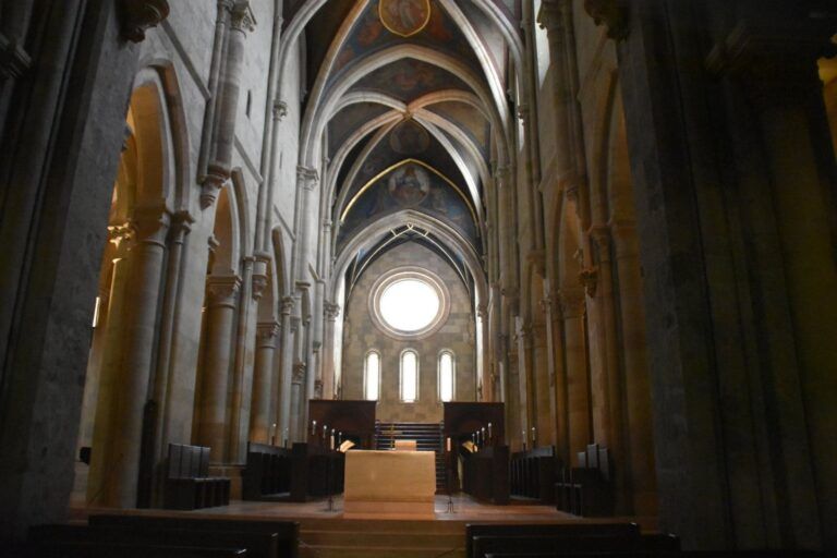 Nave de la basílica de la abadía de Pannonhalma