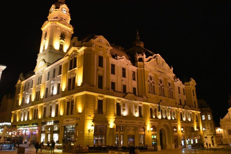 Ayuntamiento de Pécs iluminado de noche