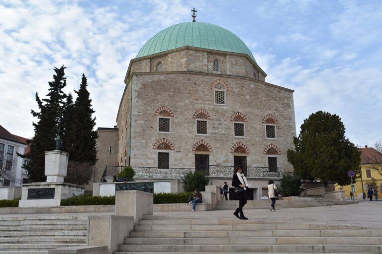 Mezquita de Gazi Kasim Pasa en la plaza Széchenyi de Pécs