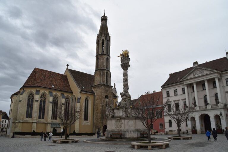 Iglesia de la Cabra y columna de la Trinidad en Sopron