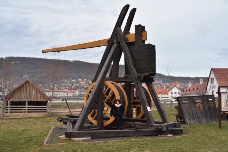 Trabuquete al pie del castillo de Sümeg