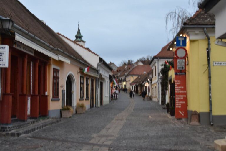 Calle de casas de colores en Szentendre