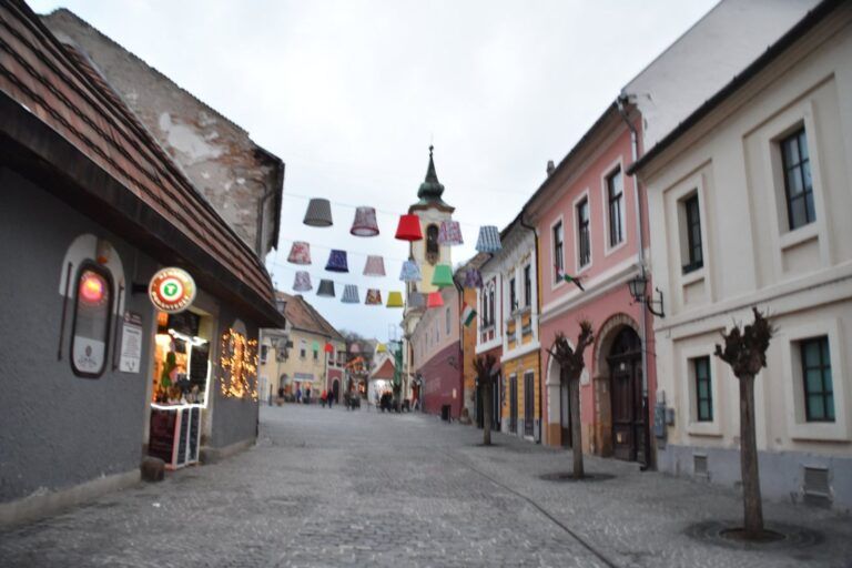 Calle de Szentendre decorada con paraguas