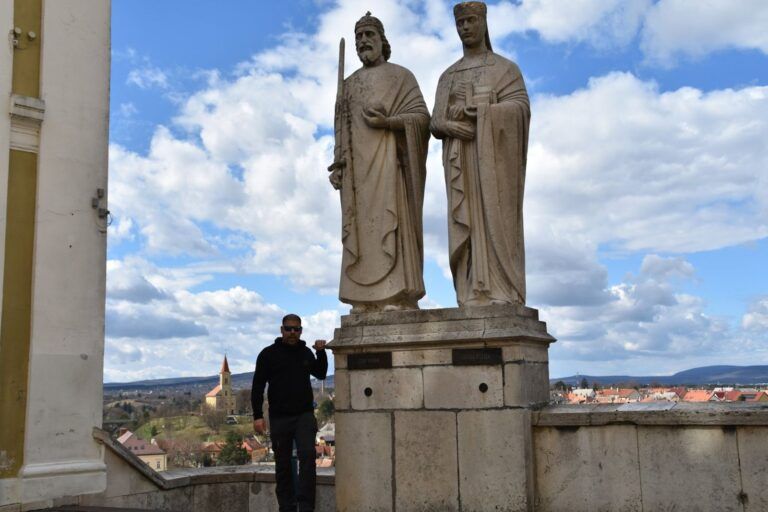 Romel junto a las estatuas de San Esteban y la reina Gisela en Veszprém