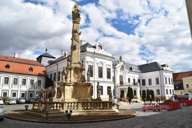 Columna de la Trinidad y palacio arzobispal en la colina del castillo de Veszprém