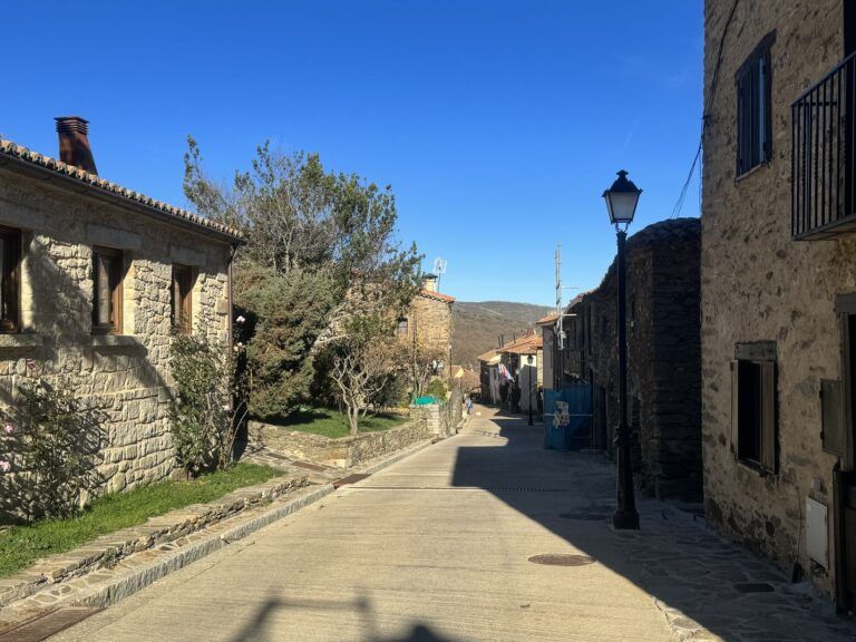 Calle de La Hiruela con las casas de piedra