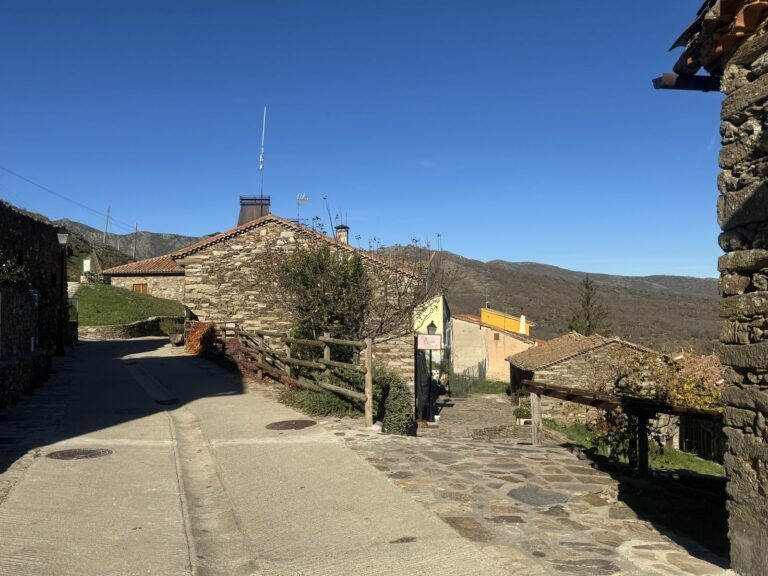 Calle de La Hiruela con casas de piedra y pizarra