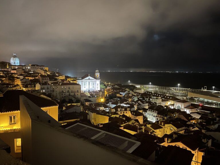 Alfama y el Tajo de noche desde el mirador de Santa Luzia