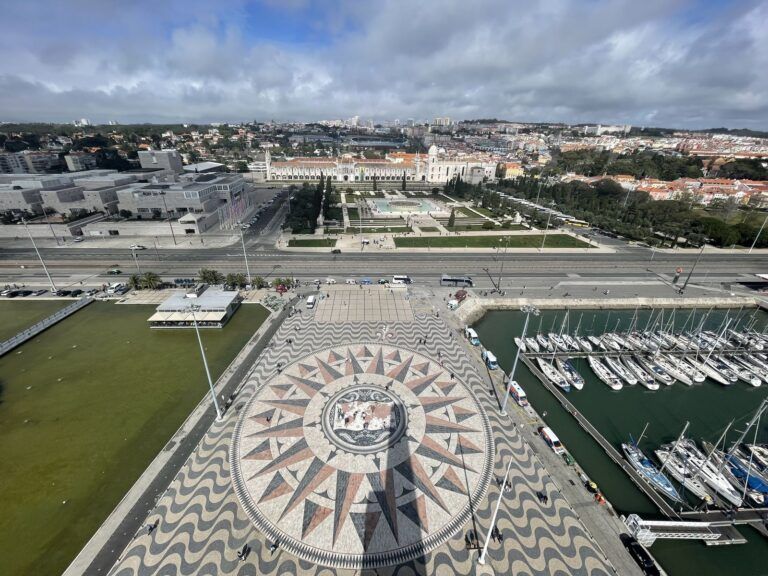 Vistas del Monasterio de los Jerónimos y la Praça do Império desde el Padrão dos Descobrimentos