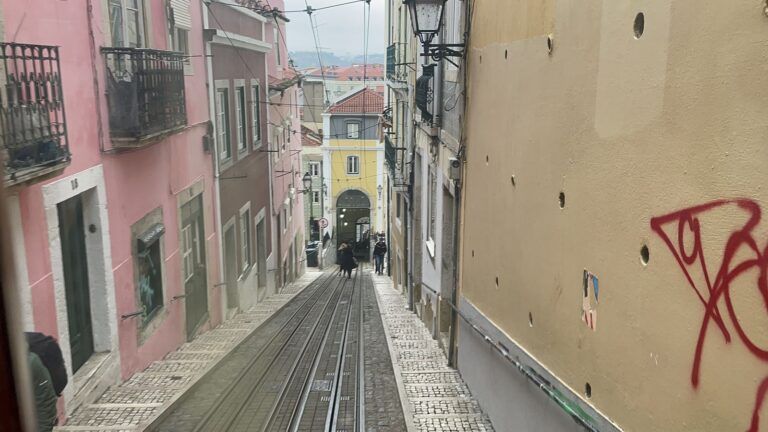Calle empinada con las vías del Elevador da Bica
