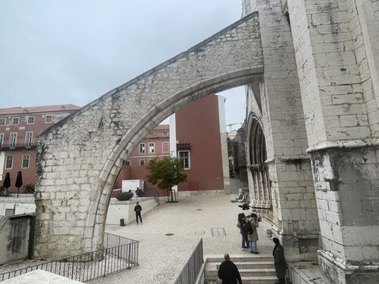 Arcos sin techo del Convento do Carmo, en ruinas desde el terremoto de 1755